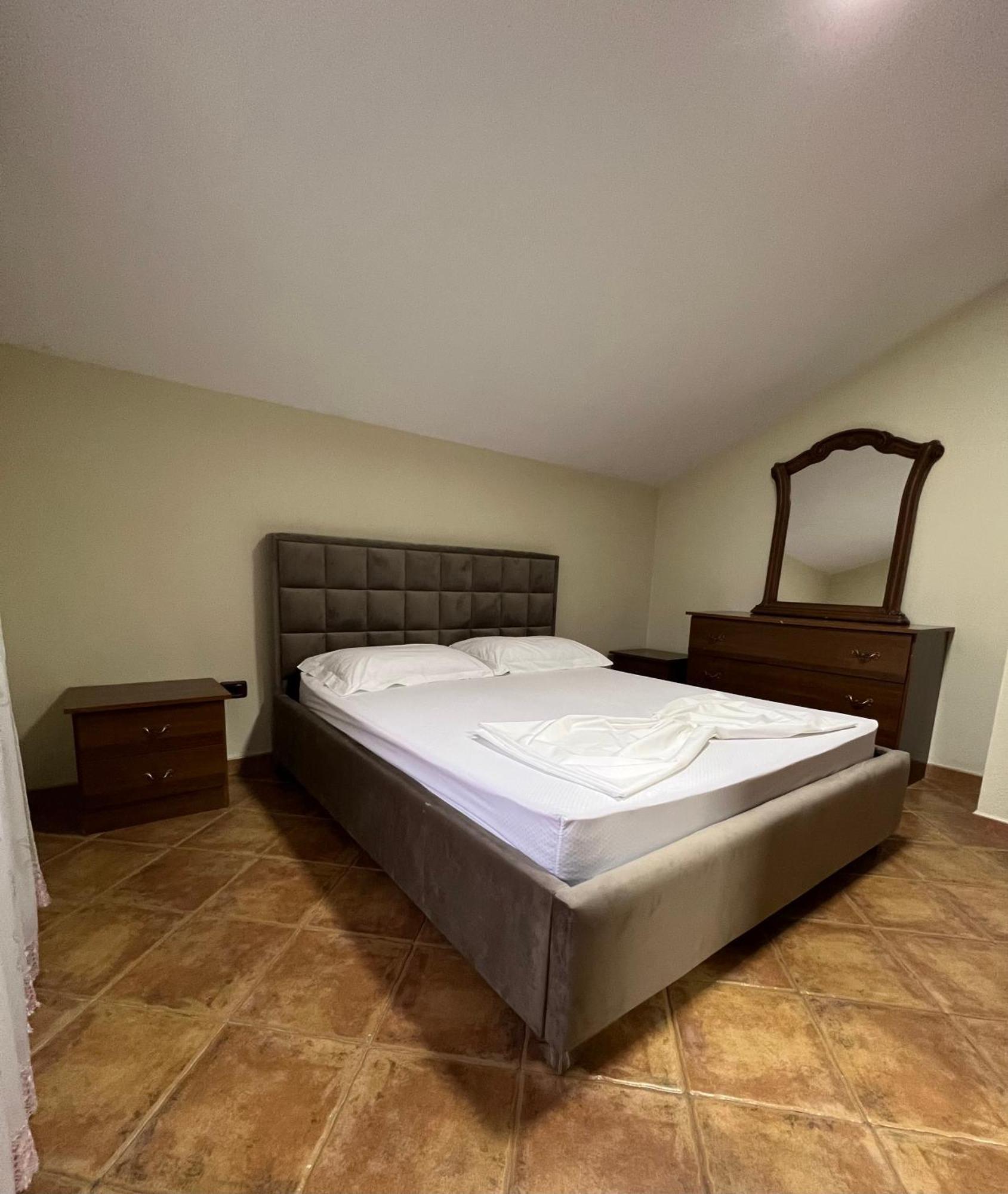 Villa Sokoli, Enjoy Sunset At This Spacious Apartment Тирана Экстерьер фото