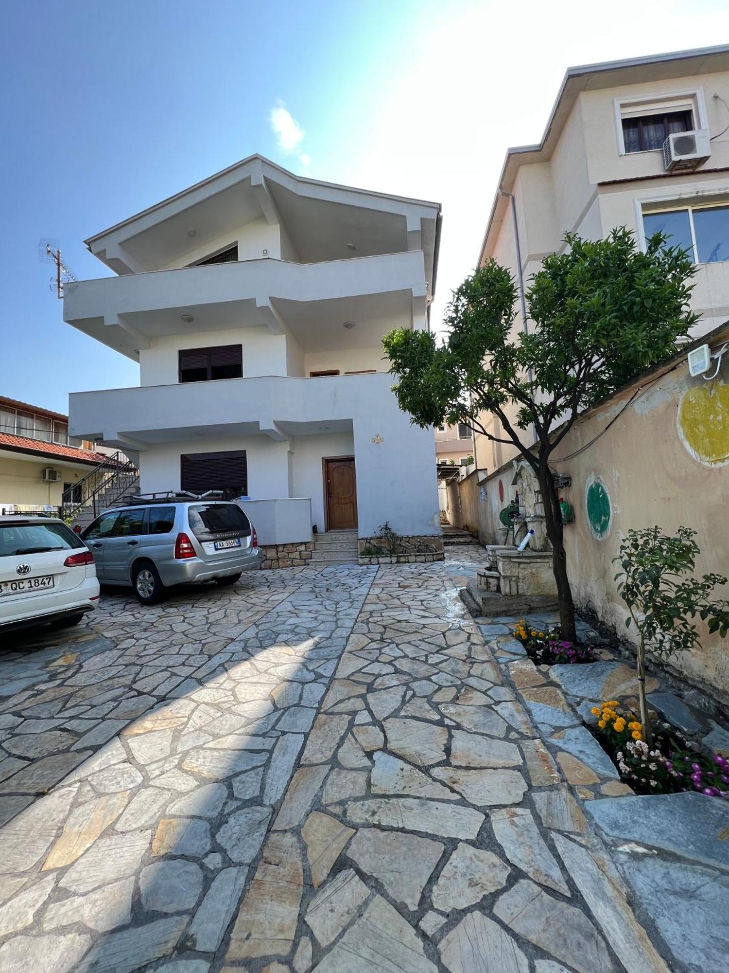 Villa Sokoli, Enjoy Sunset At This Spacious Apartment Тирана Экстерьер фото